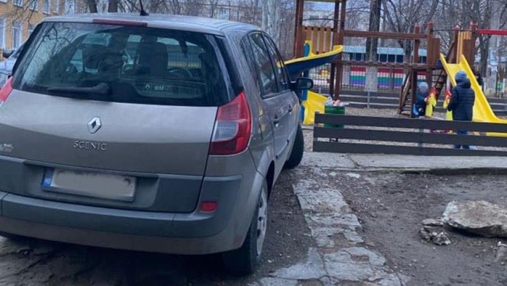 Scandal în Capitală. În locul unui teren de joacă al copiilor ar putea fi amenajată o parcare